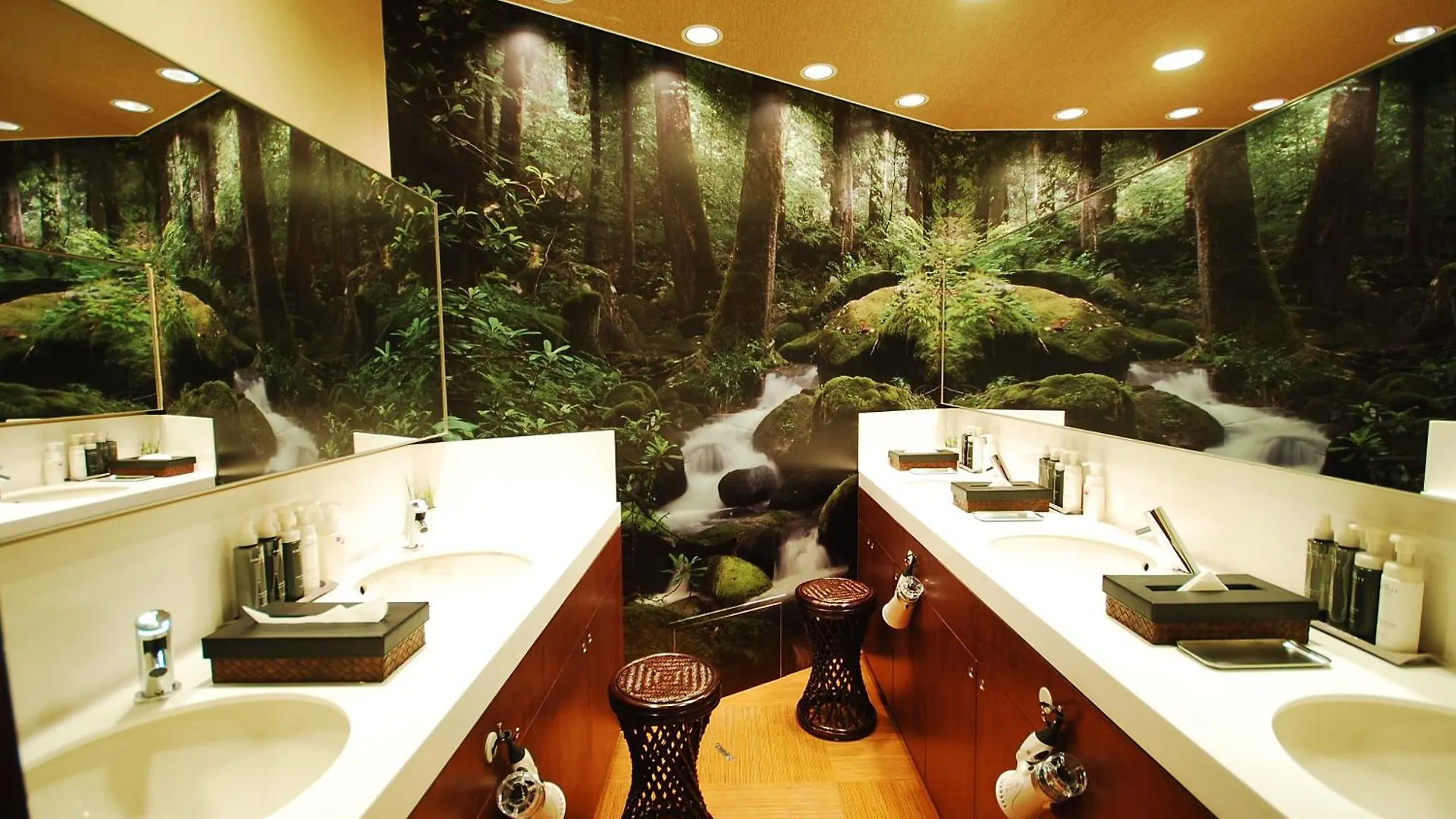 Hôtel capsule Hotel Anshin Oyado Ginza Shimbashi Station - For Men à Tōkyō
