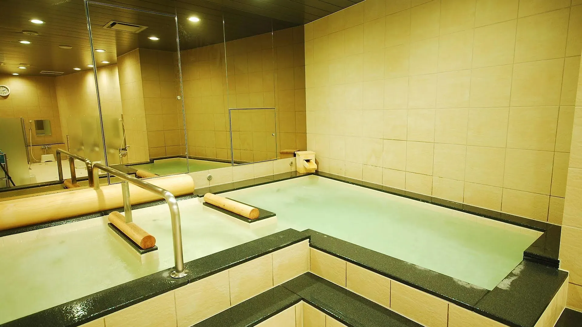 Capsule hotel Anshin Oyado Shinbashi Ekimaeten Tokyo